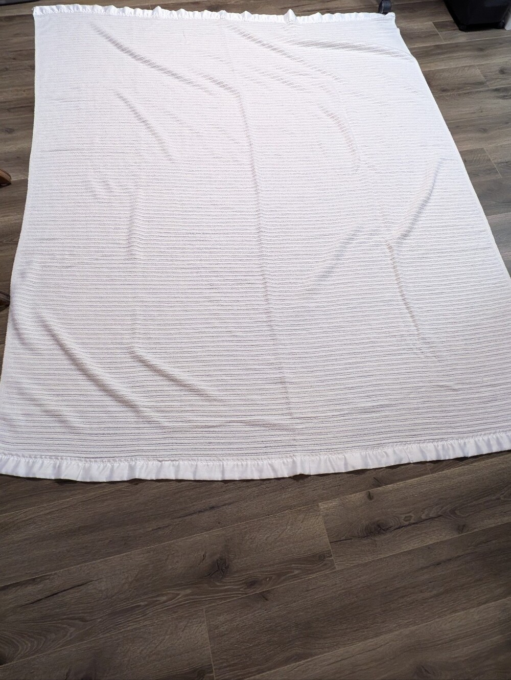 Vintage  Waffle Weave Satin Trim Edge Acrylic Thermal Blanket Size 82x68. EUC.